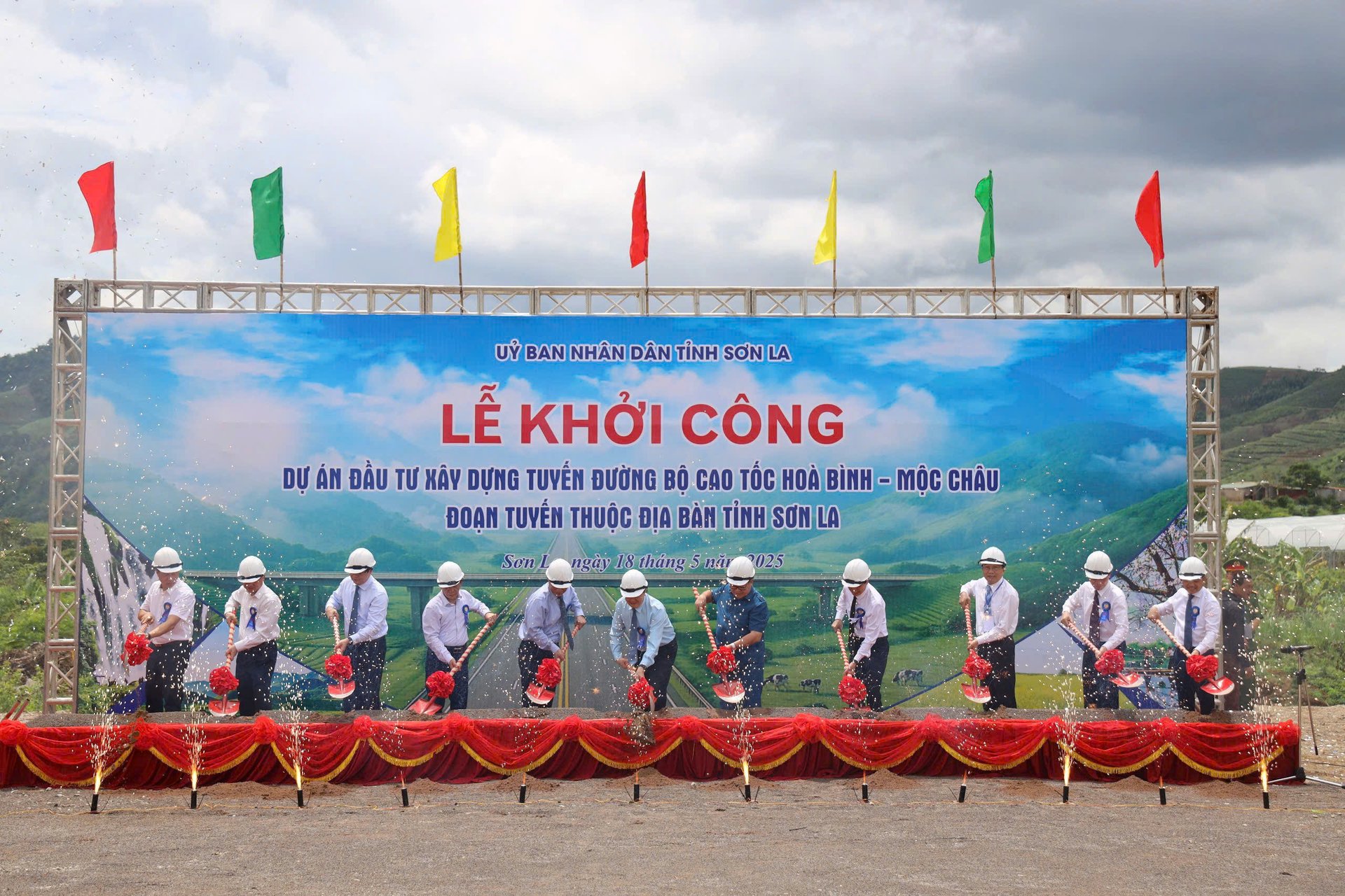 Phó Thủ tướng Chính phủ Mai Văn Chính cùng lãnh đạo các bộ, ngành Trung ương và lãnh đạo tỉnh thực hiện nghi thức động thổ thực hiện dự án. Ảnh: Nguyễn Nga. Phó Thủ tướng Chính phủ Mai Văn Chính cùng lãnh đạo các bộ, ngành Trung ương và lãnh đạo tỉnh thực hiện nghi thức động thổ thực hiện dự án. Ảnh: Nguyễn Nga.