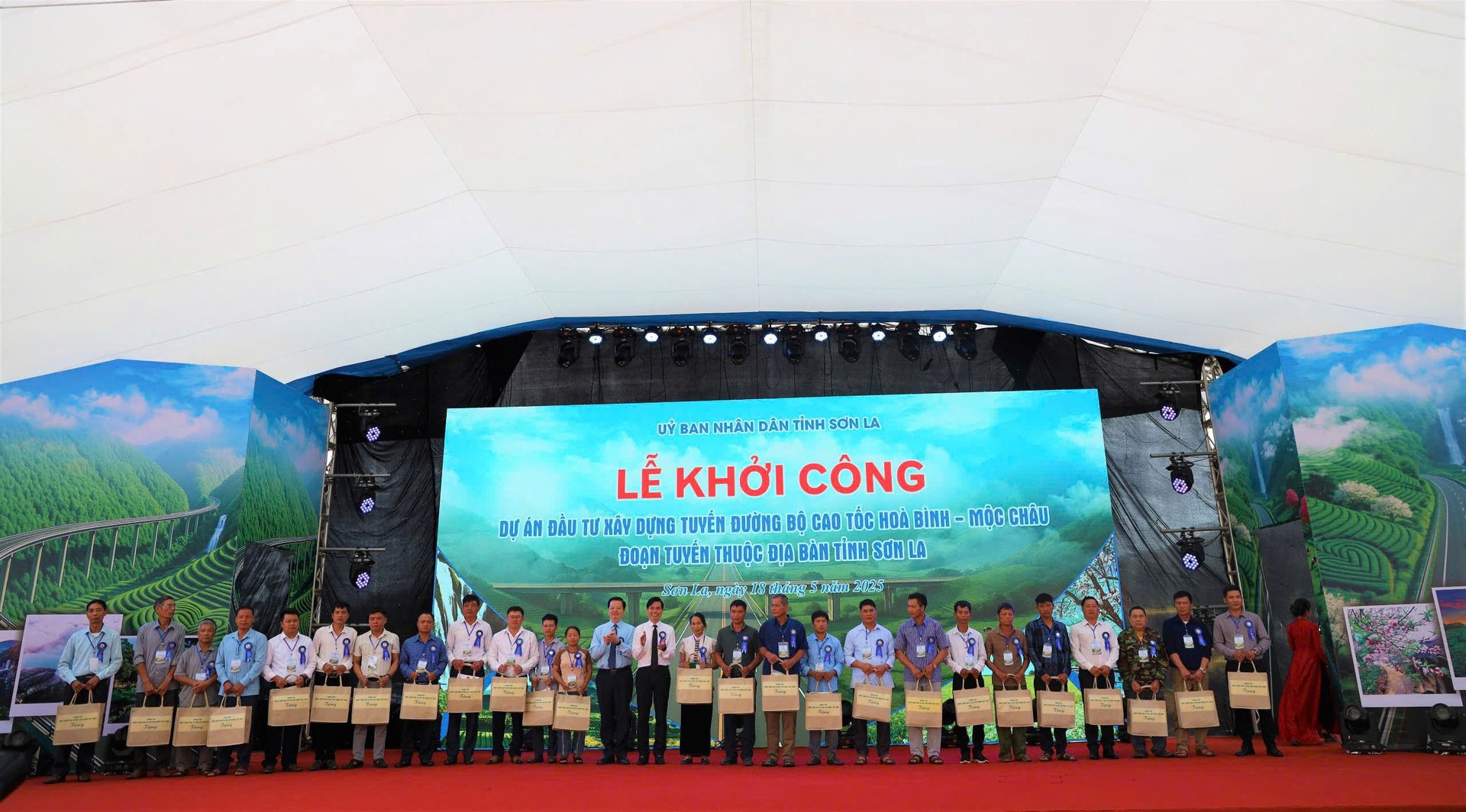 Phó Thủ tướng Chính phủ và lãnh đạo tỉnh Sơn La tặng quà cho các cá nhân tiêu biểu trong thực hiện dự án. Ảnh: Nguyễn Nga. Phó Thủ tướng Chính phủ và lãnh đạo tỉnh Sơn La tặng quà cho các cá nhân tiêu biểu trong thực hiện dự án. Ảnh: Nguyễn Nga.