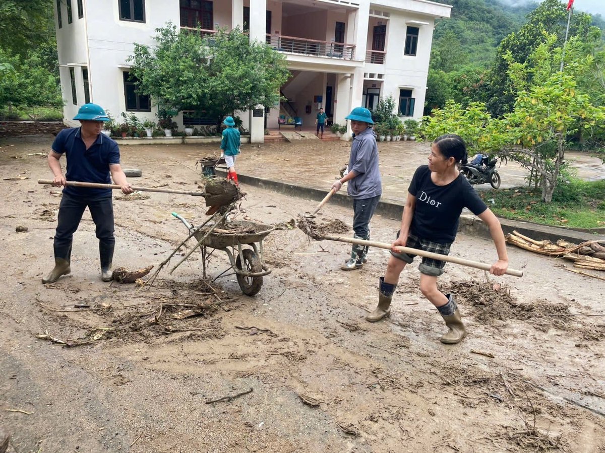 Người dân cùng nhau dọn dẹp sau trận lũ quét. Ảnh: Ngọc Tú. Người dân cùng nhau dọn dẹp sau trận lũ quét. Ảnh: Ngọc Tú.