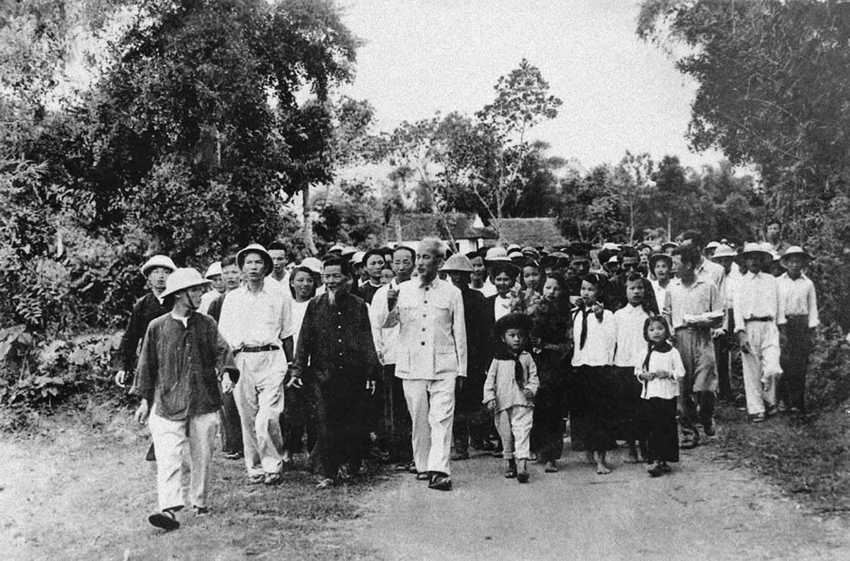 Bà con nhân dân xã Kim Liên đón Bác về thăm năm 1957. Ảnh: Bảo tàng Hồ Chí Minh. Bà con nhân dân xã Kim Liên đón Bác về thăm năm 1957. Ảnh: Bảo tàng Hồ Chí Minh.