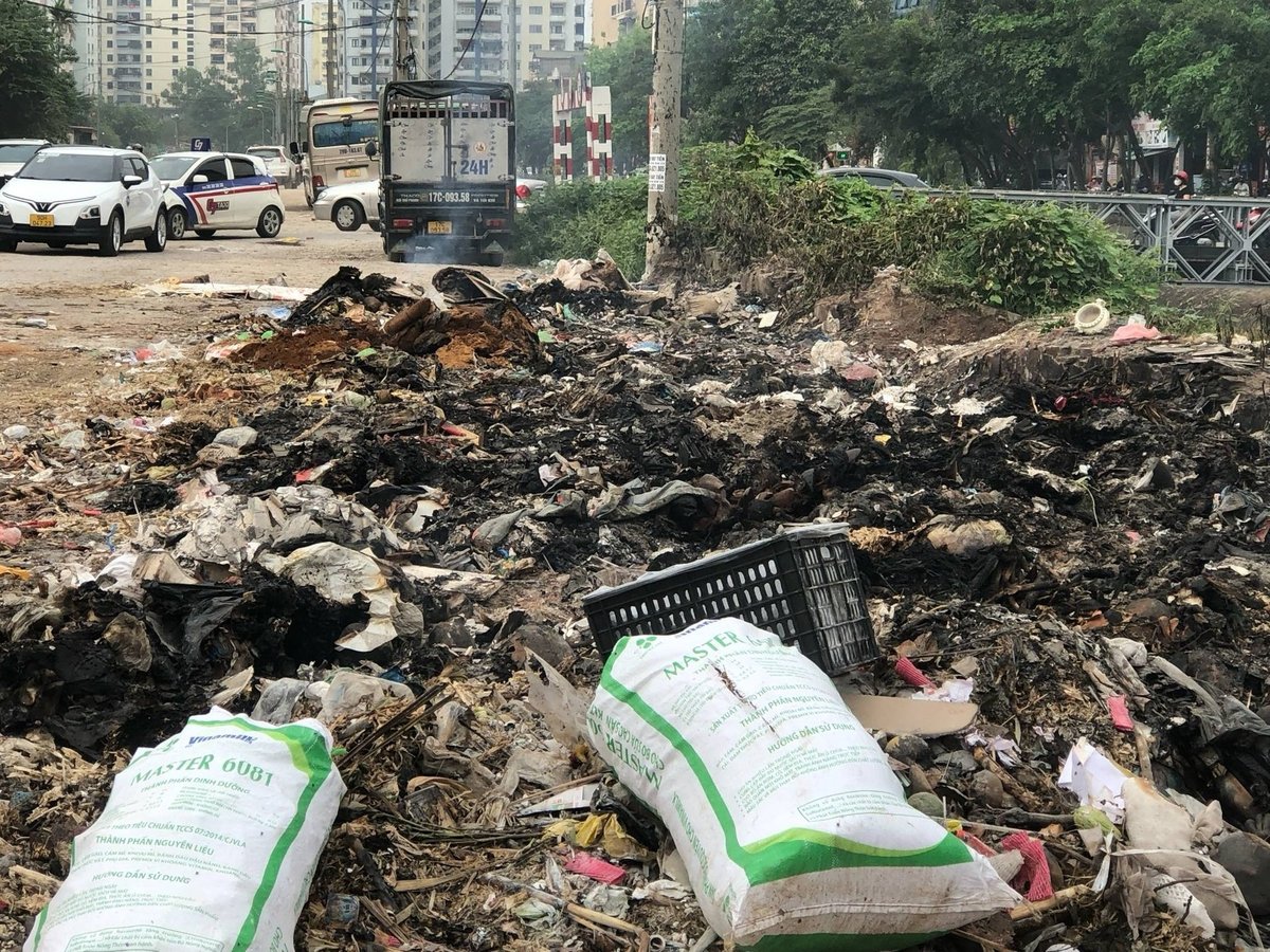 Những gì còn sót lại sau khi đốt rác. Bãi rác còn cháy âm ỉ, cùng với đó là nhiều bao rác mới. Ảnh: Hoàng Hiền. Những gì còn sót lại sau khi đốt rác. Bãi rác còn cháy âm ỉ, cùng với đó là nhiều bao rác mới. Ảnh: Hoàng Hiền.
