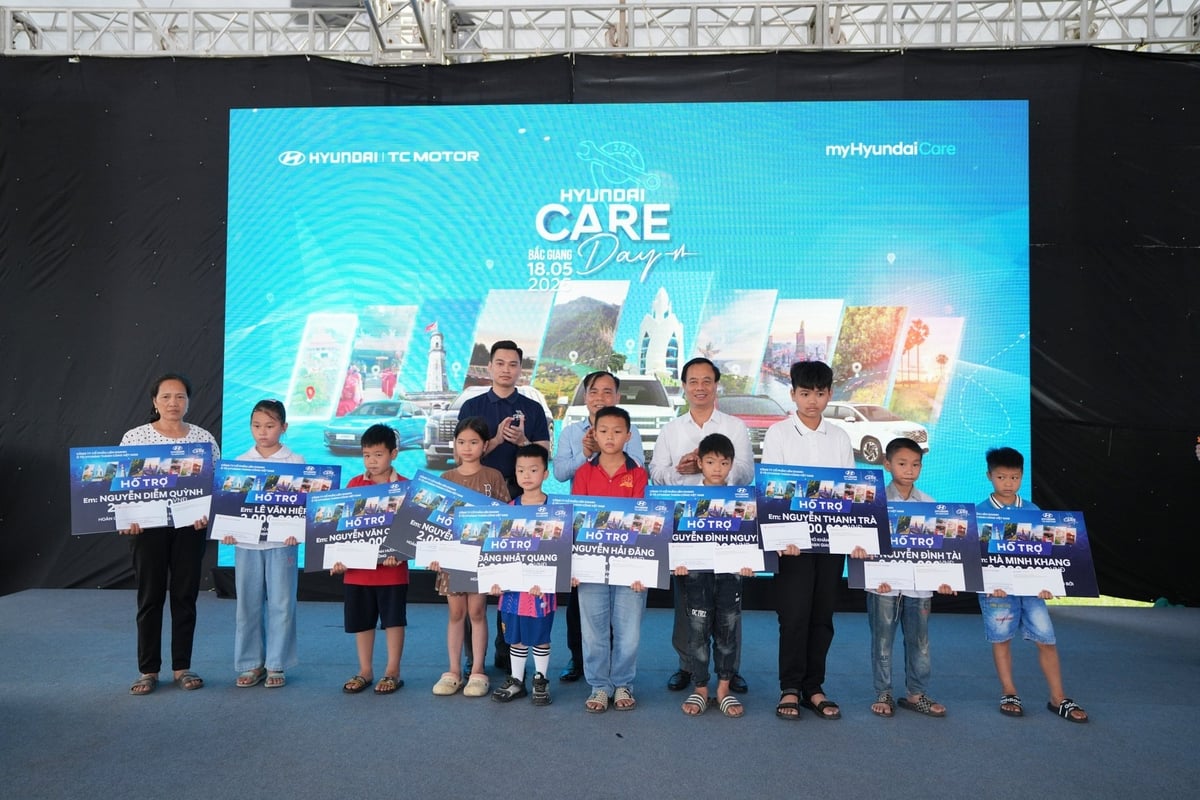 Ông Ngô Tiến Đạt - Phó TGĐ Hyundai Thành Công Việt Nam và các đại diện trao quà cho các em có hoàn cảnh gia đình khó khăn tại Bắc Giang. Ảnh: Hyundai Thành Công Việt Nam. Ông Ngô Tiến Đạt - Phó TGĐ Hyundai Thành Công Việt Nam và các đại diện trao quà cho các em có hoàn cảnh gia đình khó khăn tại Bắc Giang. Ảnh: Hyundai Thành Công Việt Nam.