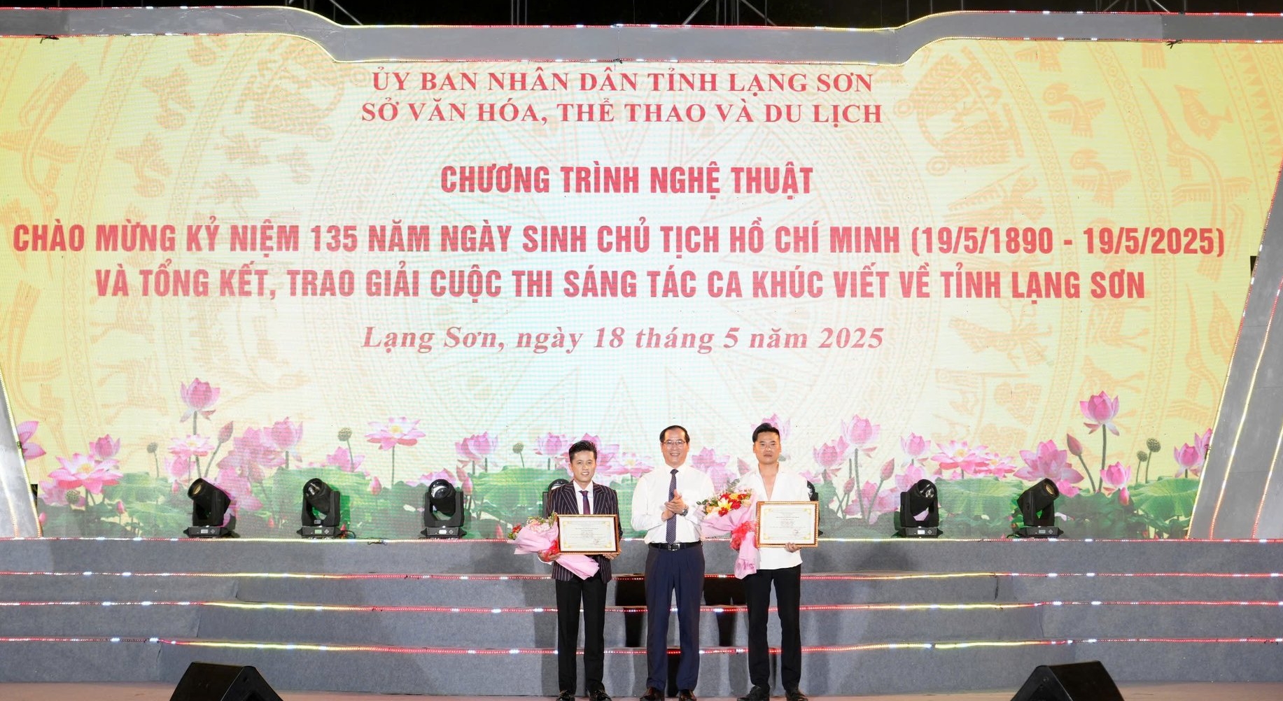 Phó Chủ tịch UBND tỉnh Lạng Sơn Dương Xuân Huyên trao giải Nhì cho ca khúc 'Lạng Sơn Ca' của tác giả Mai Trần Lâm (trái) và ca khúc 'Xứ Lạng - miền lễ hội' của tác giả Đoàn Đăng Khôi. Ảnh: Tú Thành. Phó Chủ tịch UBND tỉnh Lạng Sơn Dương Xuân Huyên trao giải Nhì cho ca khúc 'Lạng Sơn Ca' của tác giả Mai Trần Lâm (trái) và ca khúc 'Xứ Lạng - miền lễ hội' của tác giả Đoàn Đăng Khôi. Ảnh: Tú Thành.