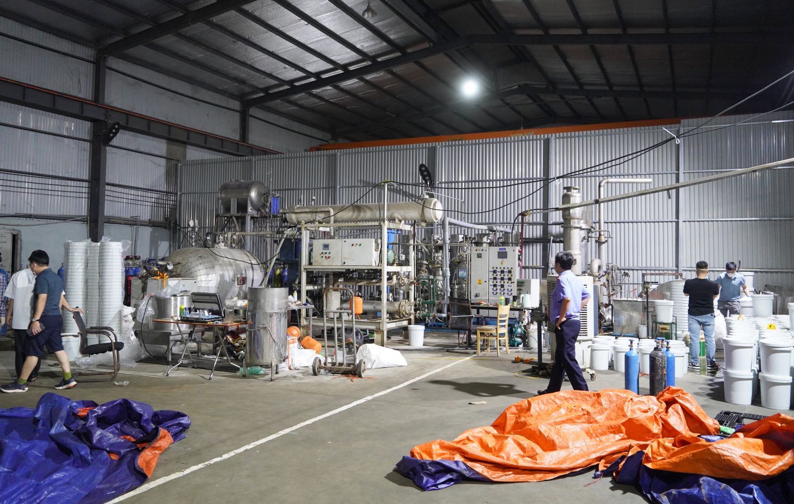 Bên trong một cơ sở sản xuất trái phép khí N2O vừa bị lực lượng chức năng phát hiện, triệt phá. Ảnh: Công an tỉnh Thanh Hóa. Bên trong một cơ sở sản xuất trái phép khí N2O vừa bị lực lượng chức năng phát hiện, triệt phá. Ảnh: Công an tỉnh Thanh Hóa.