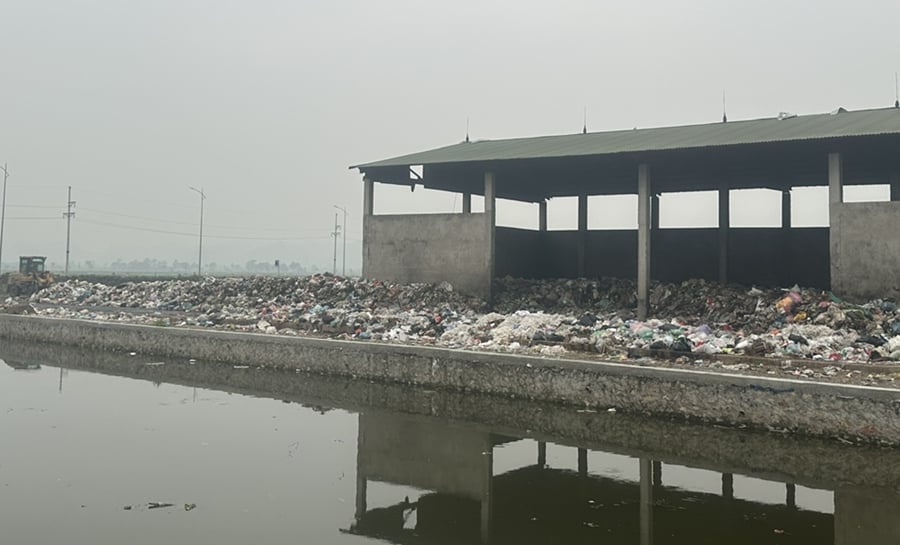 Cần xử lý nghiêm vi phạm để tránh ùn ứ tại các bãi tập kết rác gây ô nhiễm môi trường. Ảnh: Bảo Hà. Cần xử lý nghiêm vi phạm để tránh ùn ứ tại các bãi tập kết rác gây ô nhiễm môi trường. Ảnh: Bảo Hà.