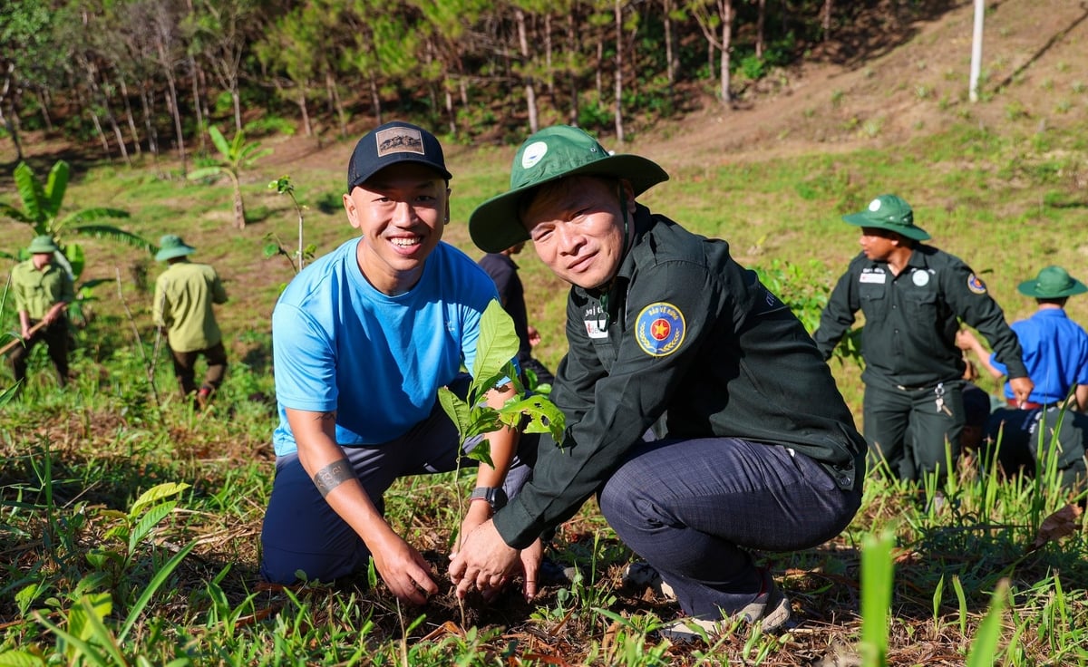 Sau lễ phát động ông Khương Thanh Long, Giám đốc Vườn quốc gia Tà Đùng xuống trồng cây gây rừng cùng các đại biểu khách mời và các lực lượng. Ảnh: Khải Hoàn. Sau lễ phát động ông Khương Thanh Long, Giám đốc Vườn quốc gia Tà Đùng xuống trồng cây gây rừng cùng các đại biểu khách mời và các lực lượng. Ảnh: Khải Hoàn.