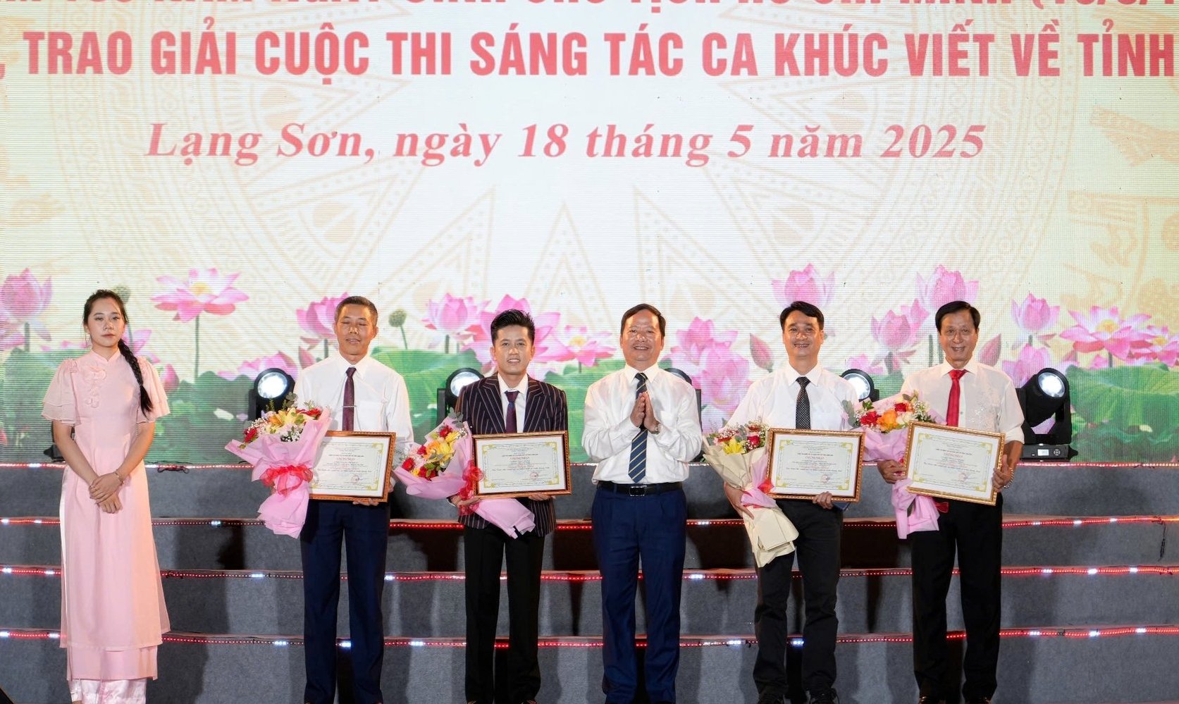 Lãnh đạo Sở Văn hóa, Thể thao và Du lịch tỉnh Lạng Sơn trao giải cho các tác giả đoạt giải khuyến khích. Ảnh: Tú Thành. Lãnh đạo Sở Văn hóa, Thể thao và Du lịch tỉnh Lạng Sơn trao giải cho các tác giả đoạt giải khuyến khích. Ảnh: Tú Thành.