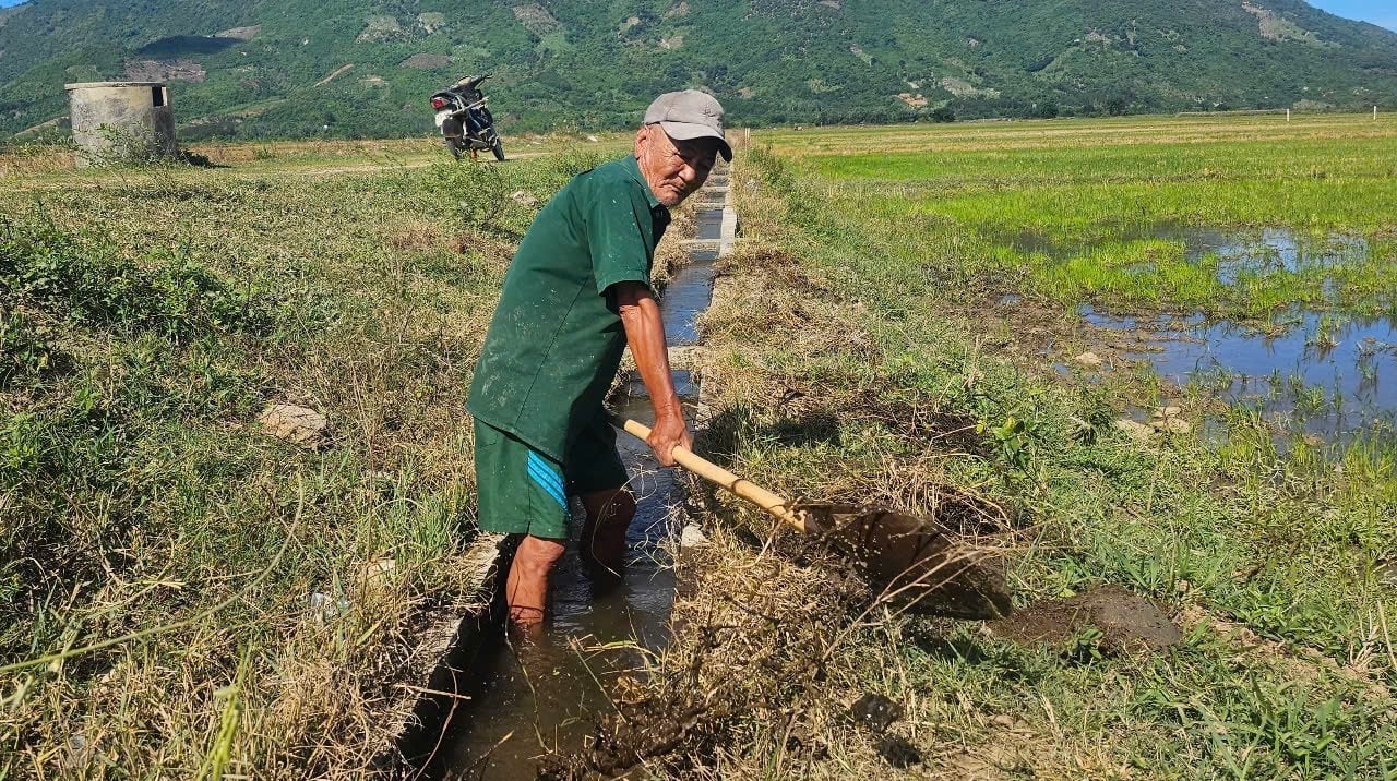 Thủy nông viên khơi thông dòng chảy để cấp nước hiệu quả, tránh thất thoát. Ảnh: KS. Thủy nông viên khơi thông dòng chảy để cấp nước hiệu quả, tránh thất thoát. Ảnh: KS.