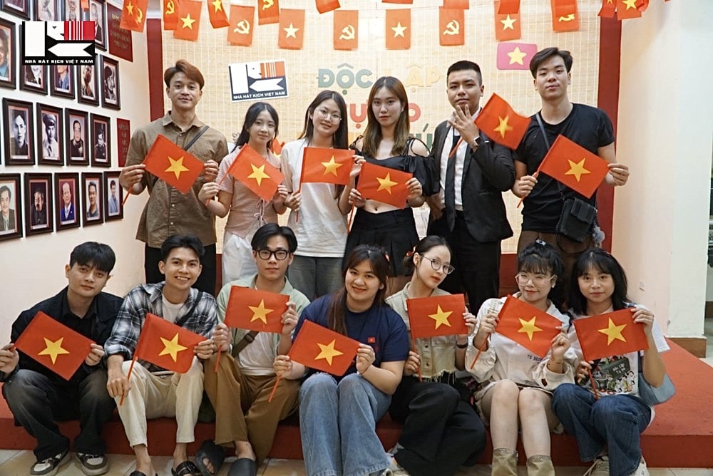 Khán giả trẻ hào hứng với những suất diễn đầu tiên. Ảnh: Nhà hát Kịch Việt Nam. Khán giả trẻ hào hứng với những suất diễn đầu tiên. Ảnh: Nhà hát Kịch Việt Nam.