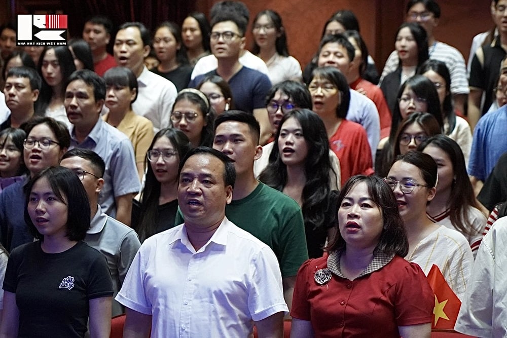 Khán giả và nghệ sĩ thực hiện nghi thức hát Quốc ca trước giờ biểu diễn. Ảnh: Nhà hát Kịch Việt Nam. Khán giả và nghệ sĩ thực hiện nghi thức hát Quốc ca trước giờ biểu diễn. Ảnh: Nhà hát Kịch Việt Nam.
