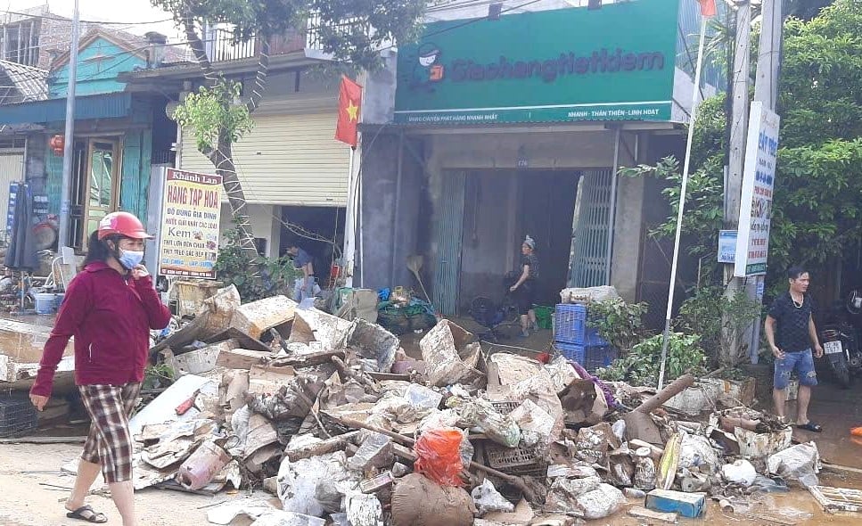 Sau khi nước rút, một số tuyến đường tại các địa phương còn đầy rác và bùn đất. Ảnh: V. Tú. Sau khi nước rút, một số tuyến đường tại các địa phương còn đầy rác và bùn đất. Ảnh: V. Tú.