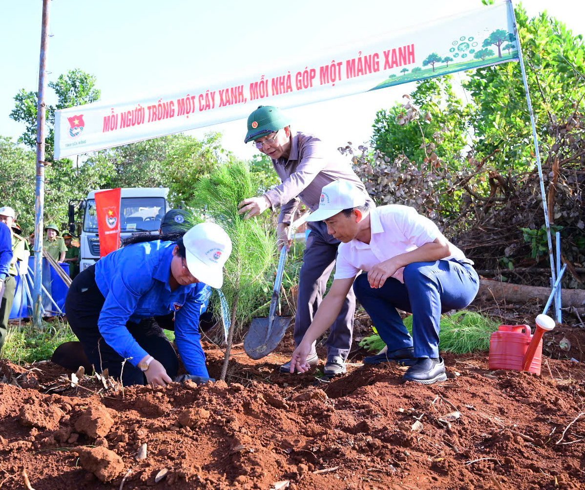 Ông Ngô Thanh Danh, Bí thư Tỉnh uỷ Đắk Nông cùng đại diện các đoàn thể cùng ra quân trồng cây sau buổi lễ phát động. Ảnh: Phạm Hoài. Ông Ngô Thanh Danh, Bí thư Tỉnh uỷ Đắk Nông cùng đại diện các đoàn thể cùng ra quân trồng cây sau buổi lễ phát động. Ảnh: Phạm Hoài.