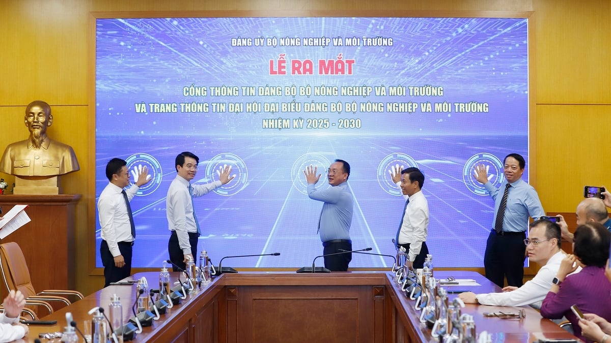 Các đại biểu bấm nút khai trương Cổng Thông tin Đảng bộ Bộ NN-MT và Trang thông tin Đại hội Đại biểu Đảng bộ Bộ NN-MT nhiệm kỳ 2025 - 2030. Ảnh: Khương Trung. Các đại biểu bấm nút khai trương Cổng Thông tin Đảng bộ Bộ NN-MT và Trang thông tin Đại hội Đại biểu Đảng bộ Bộ NN-MT nhiệm kỳ 2025 - 2030. Ảnh: Khương Trung.