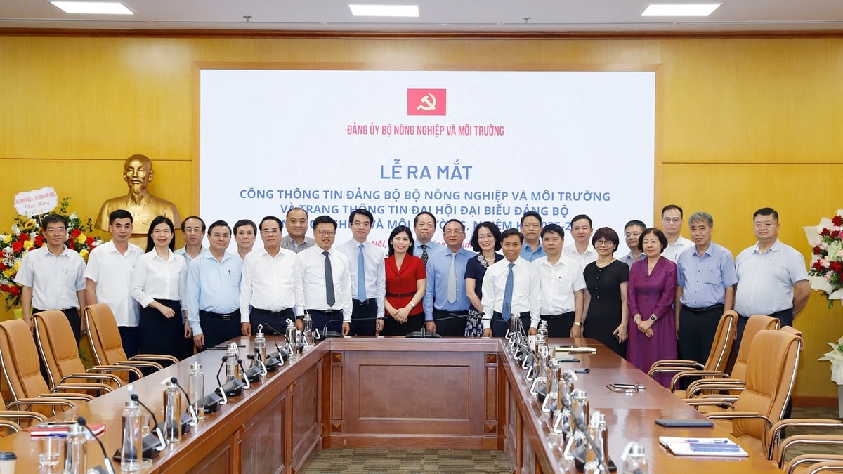 Các đại biểu chụp ảnh lưu niệm tại Lễ ra mắt Cổng Thông tin Đảng bộ Bộ NN-MT và Trang thông tin Đại hội Đại biểu Đảng bộ Bộ NN-MT nhiệm kỳ 2025-2030. Ảnh: Khương Trung. Các đại biểu chụp ảnh lưu niệm tại Lễ ra mắt Cổng Thông tin Đảng bộ Bộ NN-MT và Trang thông tin Đại hội Đại biểu Đảng bộ Bộ NN-MT nhiệm kỳ 2025-2030. Ảnh: Khương Trung.