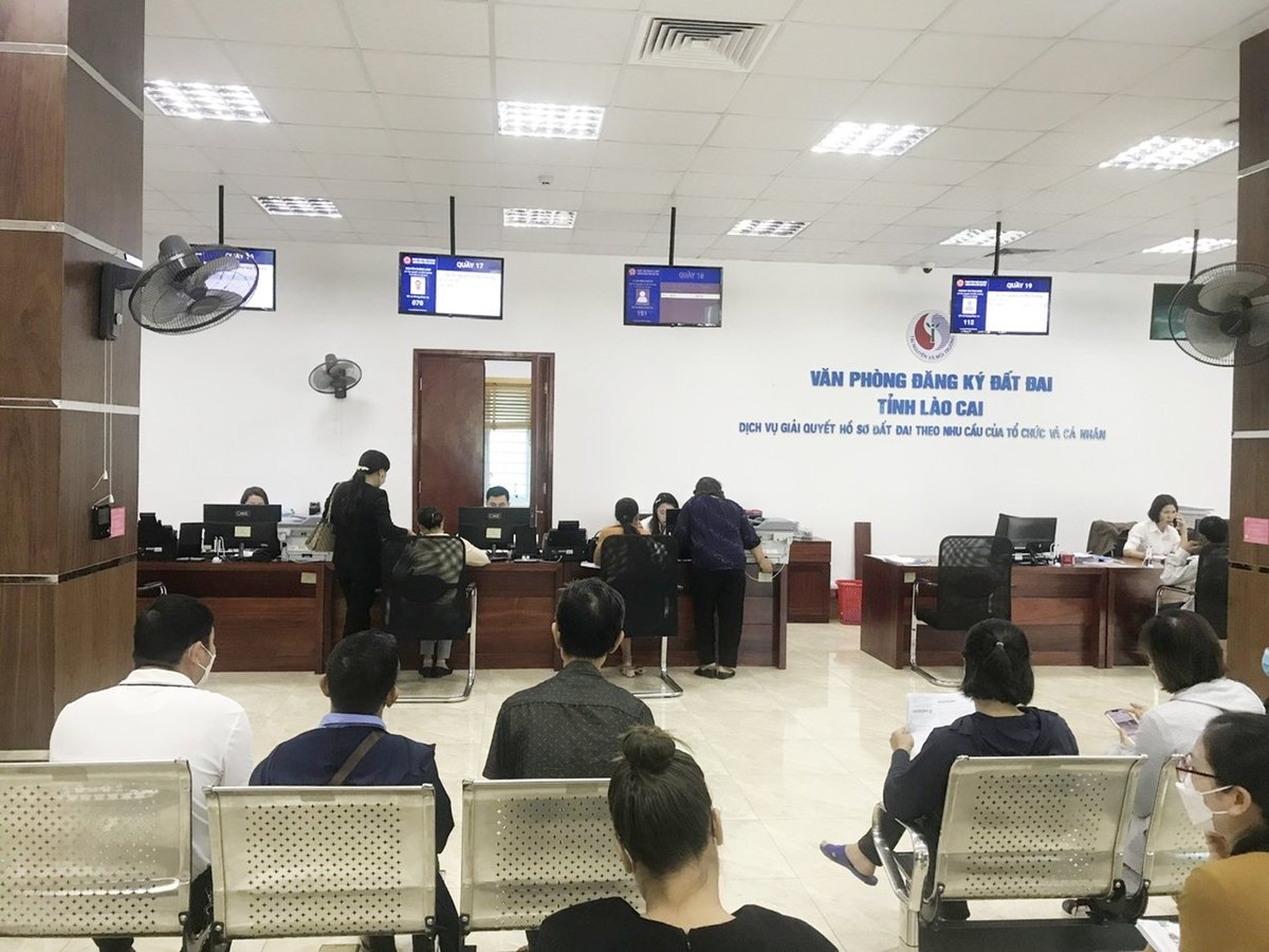 Tích hợp nhiều bộ phận, nhiều phòng chức năng của các sở ngành tại Trung tâm dịch vụ hành chính công là giải pháp thiết thực của tỉnh Lào Cai giúp người dân thuận tiện hơn trong các thủ tục hành chính. Ảnh: Bích Hợp. Tích hợp nhiều bộ phận, nhiều phòng chức năng của các sở ngành tại Trung tâm dịch vụ hành chính công là giải pháp thiết thực của tỉnh Lào Cai giúp người dân thuận tiện hơn trong các thủ tục hành chính. Ảnh: Bích Hợp.