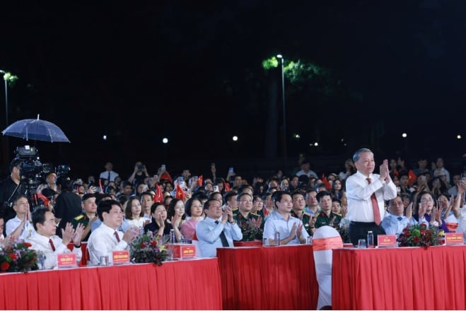 Tổng Bí thư Tô Lâm dự chương trình nghệ thuật đặc biệt 'Người là Hồ Chí Minh'. Ảnh: Hải Nguyễn. Tổng Bí thư Tô Lâm dự chương trình nghệ thuật đặc biệt 'Người là Hồ Chí Minh'. Ảnh: Hải Nguyễn.