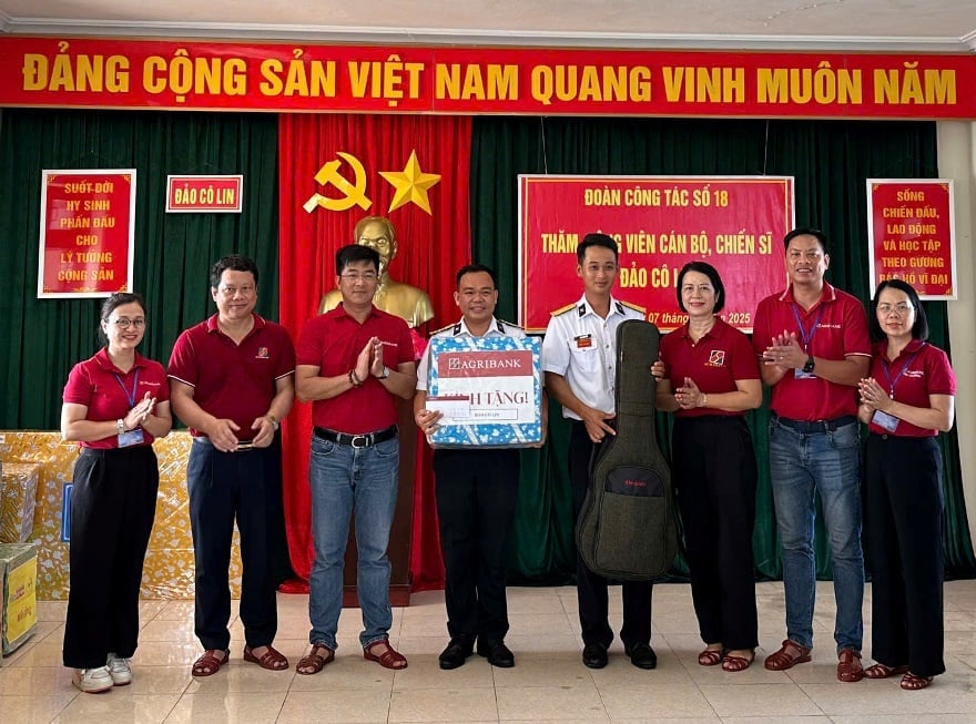 Đoàn công tác Agribank thăm và động viên cán bộ, chiến sĩ, nhân dân và các lực lượng làm nhiệm vụ ở đảo Cô Lin. Ảnh: N.Hương Đoàn công tác Agribank thăm và động viên cán bộ, chiến sĩ, nhân dân và các lực lượng làm nhiệm vụ ở đảo Cô Lin. Ảnh: N.Hương