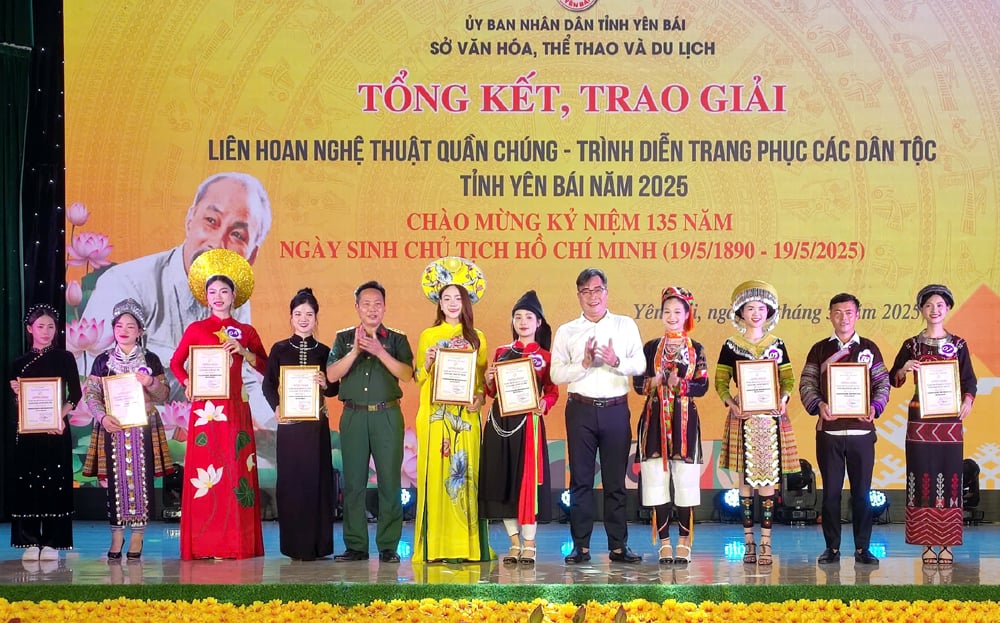 Ban Tổ chức trao giải A cho các tiết mục tham gia phần thi trình diễn trang phục dân tộc. Ảnh: Trần Văn. Ban Tổ chức trao giải A cho các tiết mục tham gia phần thi trình diễn trang phục dân tộc. Ảnh: Trần Văn.