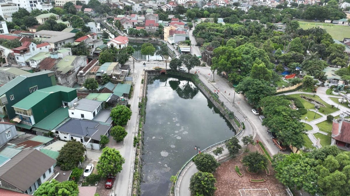 Nhìn từ trên cao nguồn nước ở Hào thành cổ Vinh vẫn thấy rõ một màu đen, nổi váng. Ảnh: Đình Tiệp. Nhìn từ trên cao nguồn nước ở Hào thành cổ Vinh vẫn thấy rõ một màu đen, nổi váng. Ảnh: Đình Tiệp.
