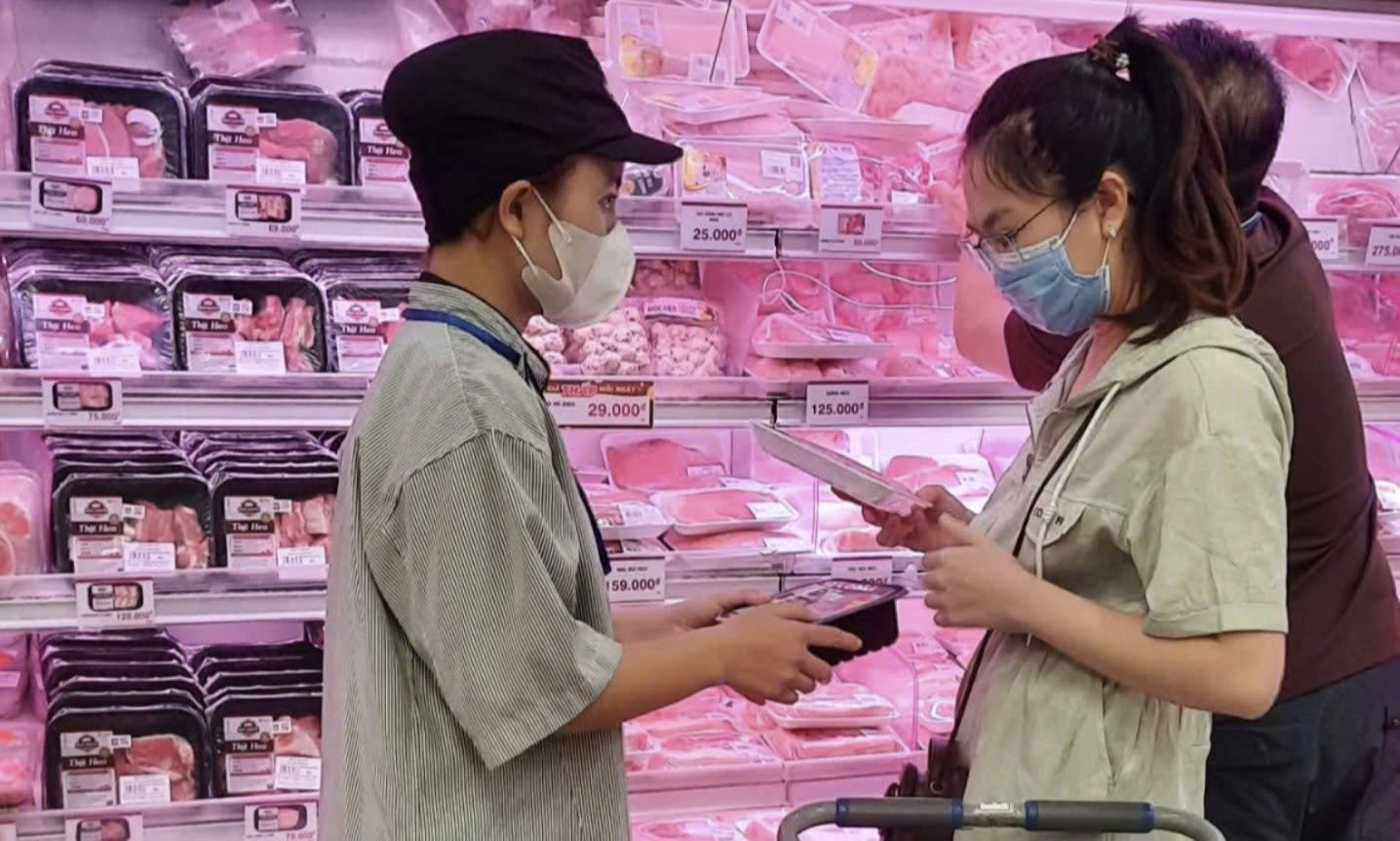 Khách hàng tìm hiểu về thịt mát MeatMaster - an toàn, dinh dưỡng, chuẩn quốc tế. Ảnh: PV. Khách hàng tìm hiểu về thịt mát MeatMaster - an toàn, dinh dưỡng, chuẩn quốc tế. Ảnh: PV.