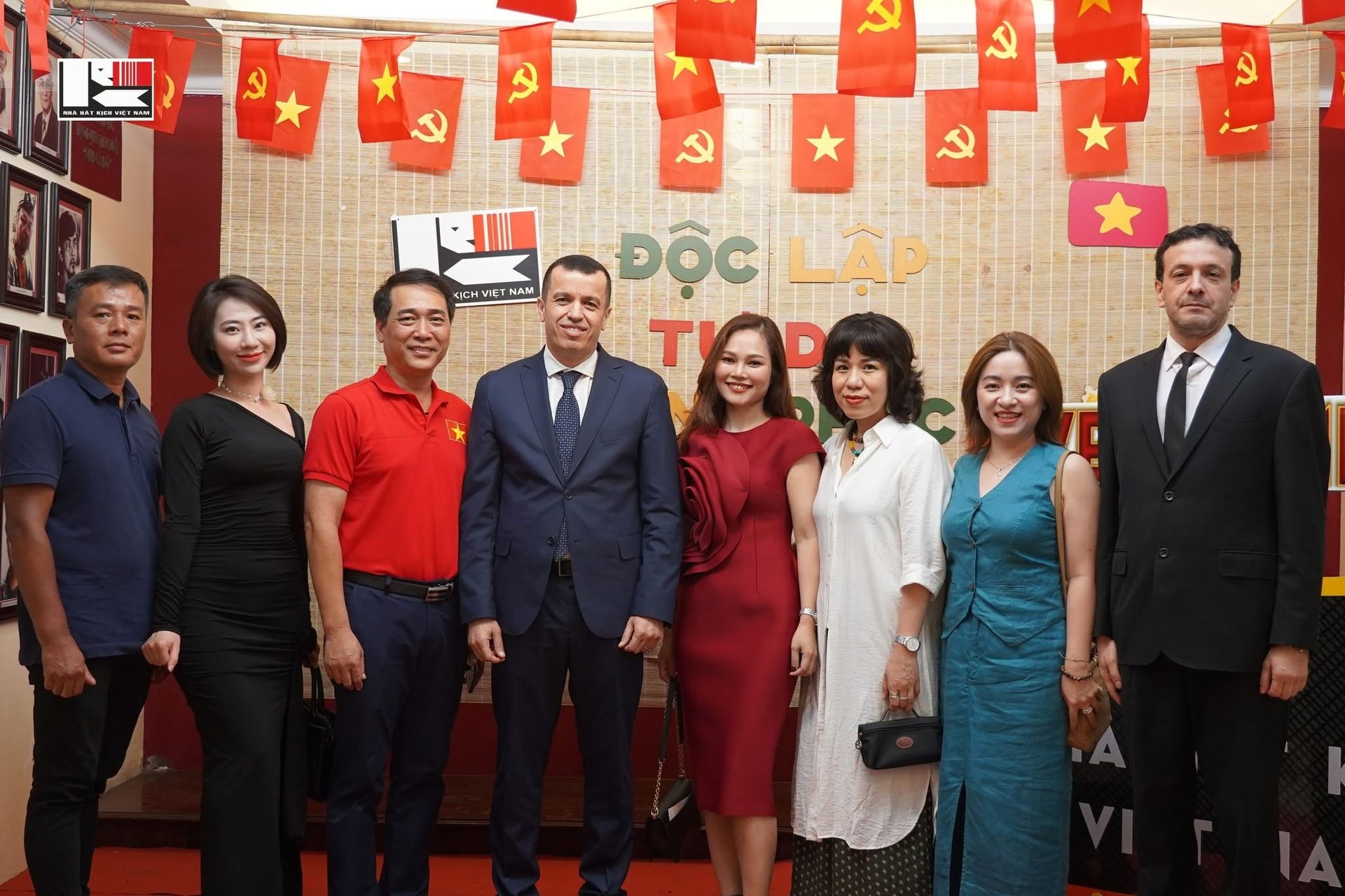 Ông Azeddine Bechka, Đại sứ đặc mệnh toàn quyền nước Cộng hòa Algeria Dân chủ và Nhân dân tại Việt Nam (thứ tư từ trái sang) và các cán bộ, diễn viên Nhà hát Kịch cùng khán giả tại buổi diễn 'Người đi dép cao su' ngày 16/5. Ảnh: Nhà hát kịch Việt Nam. Ông Azeddine Bechka, Đại sứ đặc mệnh toàn quyền nước Cộng hòa Algeria Dân chủ và Nhân dân tại Việt Nam (thứ tư từ trái sang) và các cán bộ, diễn viên Nhà hát Kịch cùng khán giả tại buổi diễn 'Người đi dép cao su' ngày 16/5. Ảnh: Nhà hát kịch Việt Nam.