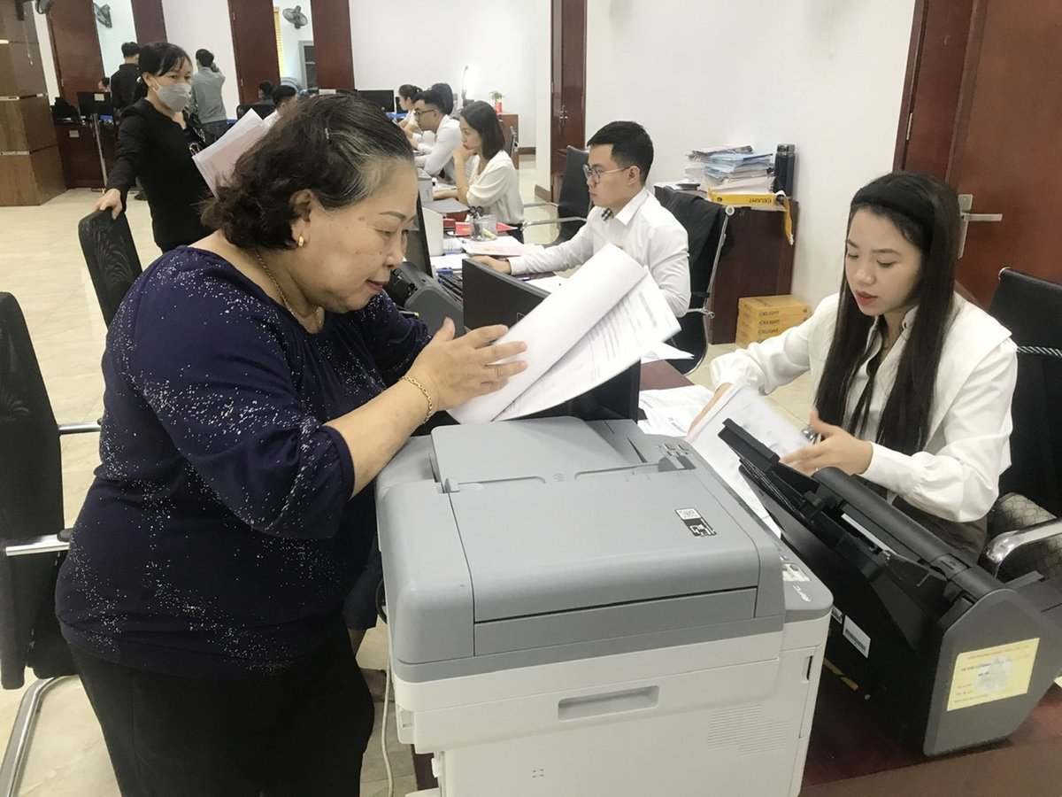 Người dân Lào Cai đến làm các thủ tục hành chính liên quan tới đất đai đều được cán bộ Văn phòng Đăng ký đất đai tận tình hướng dẫn. Ảnh: Bích Hợp. Người dân Lào Cai đến làm các thủ tục hành chính liên quan tới đất đai đều được cán bộ Văn phòng Đăng ký đất đai tận tình hướng dẫn. Ảnh: Bích Hợp.