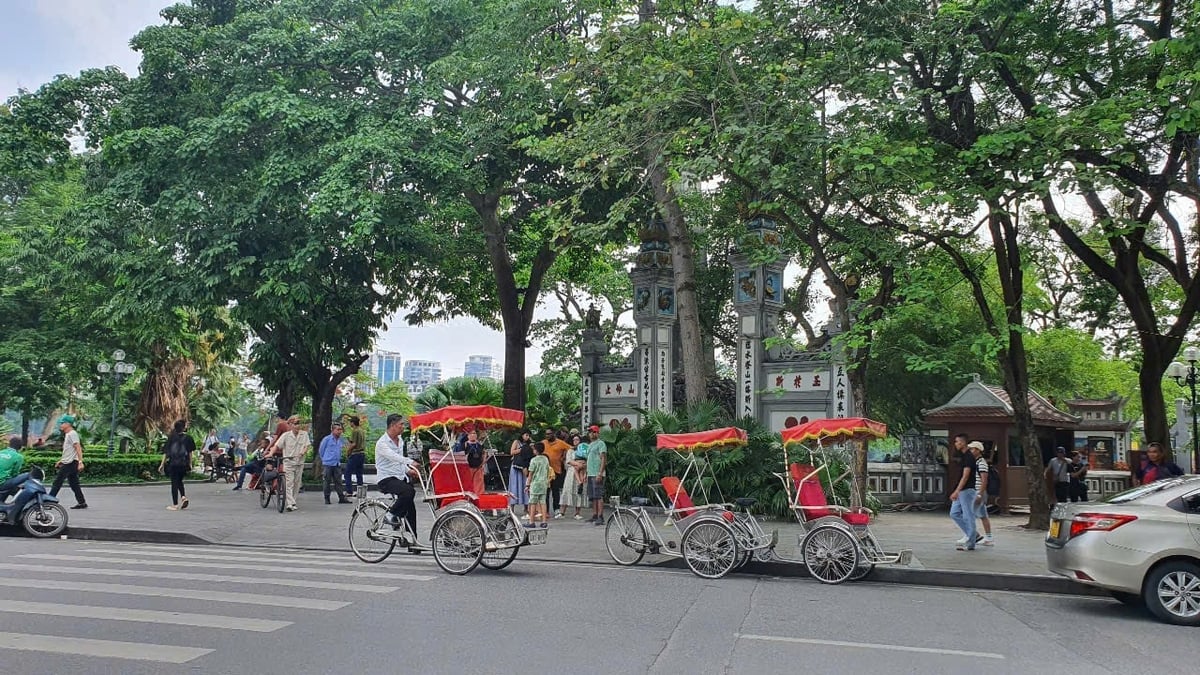 Khu vực phía đông hồ Hoàn Kiếm luôn thu hút đông đảo khách tham quan, du lịch. Ảnh: Xuân Vũ. Khu vực phía đông hồ Hoàn Kiếm luôn thu hút đông đảo khách tham quan, du lịch. Ảnh: Xuân Vũ.