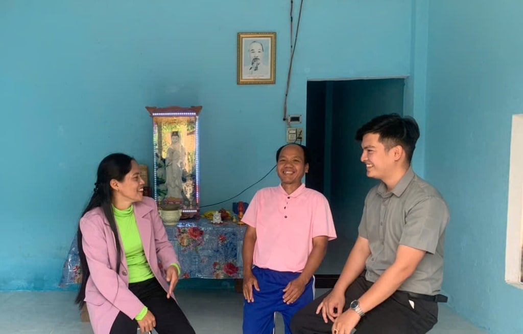 Chị Nguyễn Thị Nga và chồng hạnh phúc trong ngôi nhà mới từ sự chung tay của cộng đồng. Ảnh: Lan Anh. Chị Nguyễn Thị Nga và chồng hạnh phúc trong ngôi nhà mới từ sự chung tay của cộng đồng. Ảnh: Lan Anh.