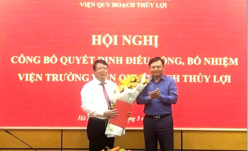 Thứ trưởng Nguyễn Hoàng Hiệp trao Quyết định bổ nhiệm và tặng hoa chúc mừng tân Viện trưởng Viện Quy hoạch Thủy lợi La Đức Dũng (bìa trái). Ảnh: Viện Quy hoạch Thủy lợi. Thứ trưởng Nguyễn Hoàng Hiệp trao Quyết định bổ nhiệm và tặng hoa chúc mừng tân Viện trưởng Viện Quy hoạch Thủy lợi La Đức Dũng (bìa trái). Ảnh: Viện Quy hoạch Thủy lợi.