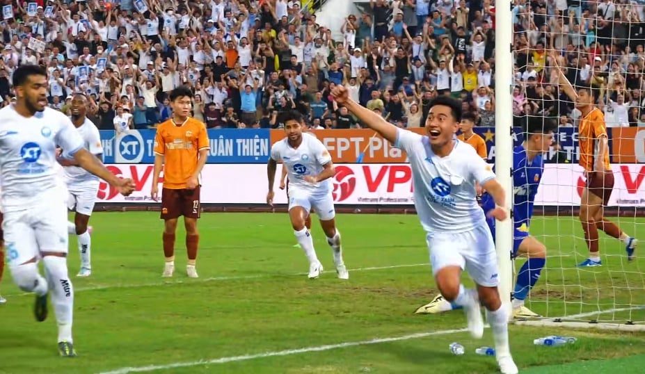 Thép Xanh Nam Định (áo trắng) đang vững vàng đến ngôi vô địch V.League 2024/2025. Ảnh: Thép Xanh Nam Định. Thép Xanh Nam Định (áo trắng) đang vững vàng đến ngôi vô địch V.League 2024/2025. Ảnh: Thép Xanh Nam Định.