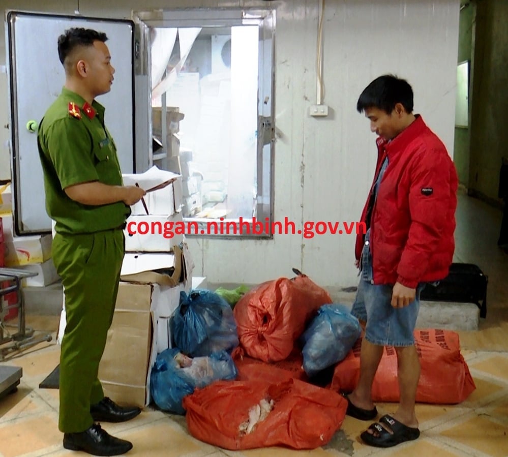 Công an tỉnh Ninh Bình kiểm tra, phát hiện gần 6,5 tấn thực phẩm đông lạnh không rõ nguồn gốc. Ảnh: Công an tỉnh Ninh Bình. Công an tỉnh Ninh Bình kiểm tra, phát hiện gần 6,5 tấn thực phẩm đông lạnh không rõ nguồn gốc. Ảnh: Công an tỉnh Ninh Bình.