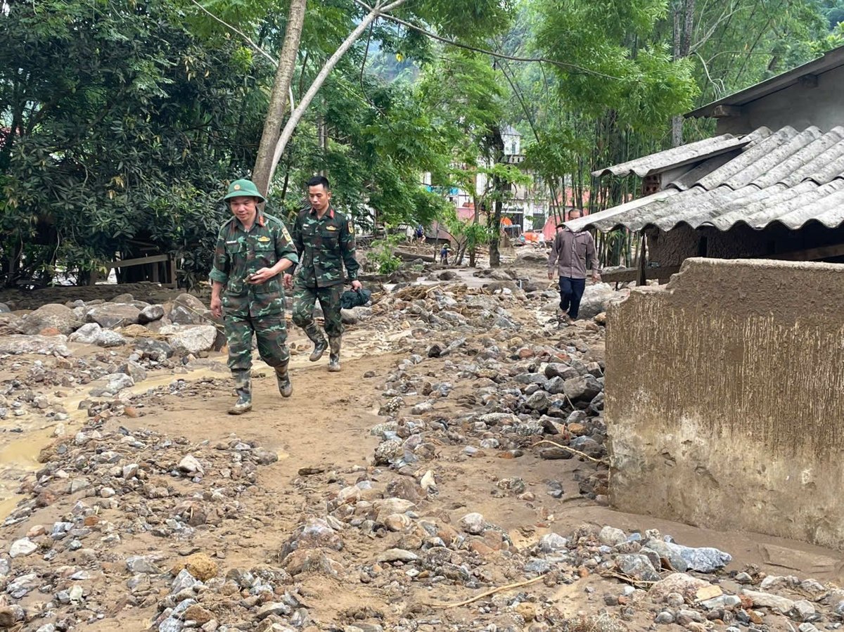 Bộ đội tham gia hỗ trợ người dân khắc phục hậu quả lũ quét. Ảnh: Ngọc Tú. Bộ đội tham gia hỗ trợ người dân khắc phục hậu quả lũ quét. Ảnh: Ngọc Tú.
