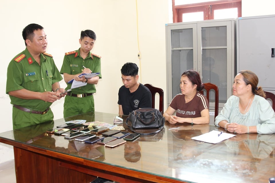 Công an tỉnh Hà Nam bắt giữ nhóm đối tượng trộm cắp tài sản tại chùa Tam Chúc ngày 18/5. Ảnh: Công an tỉnh Hà Nam. Công an tỉnh Hà Nam bắt giữ nhóm đối tượng trộm cắp tài sản tại chùa Tam Chúc ngày 18/5. Ảnh: Công an tỉnh Hà Nam.