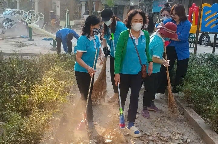 Hội viên Hội Phụ nữ phối hợp với Đoàn Thanh niên phường Đại Kim (Hoàng Mai, Hà Nội) ra quân tổng vệ sinh khu vực sân vui chơi, vườn hoa. Ảnh: Hoàng Hiền. Hội viên Hội Phụ nữ phối hợp với Đoàn Thanh niên phường Đại Kim (Hoàng Mai, Hà Nội) ra quân tổng vệ sinh khu vực sân vui chơi, vườn hoa. Ảnh: Hoàng Hiền.