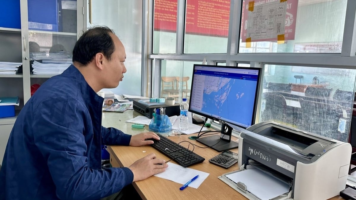Ông Lưu Văn Duy, Thường trực Tổ kiểm tra kiểm soát tàu cá tại Cảng cá Cái Rồng, giám sát các tàu cá đang hoạt động ngoài khơi. Ảnh: Thanh Phương. Ông Lưu Văn Duy, Thường trực Tổ kiểm tra kiểm soát tàu cá tại Cảng cá Cái Rồng, giám sát các tàu cá đang hoạt động ngoài khơi. Ảnh: Thanh Phương.