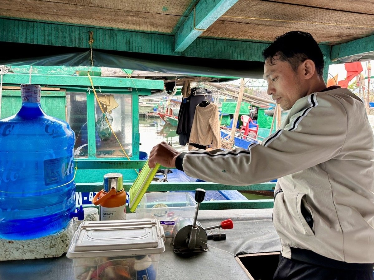 Ông Tống Văn Quế kiểm tra, đảm bảo có đủ các loại giấy tờ và thực hiện khai báo trước khi ra khơi. Ảnh: Thanh Phương. Ông Tống Văn Quế kiểm tra, đảm bảo có đủ các loại giấy tờ và thực hiện khai báo trước khi ra khơi. Ảnh: Thanh Phương.