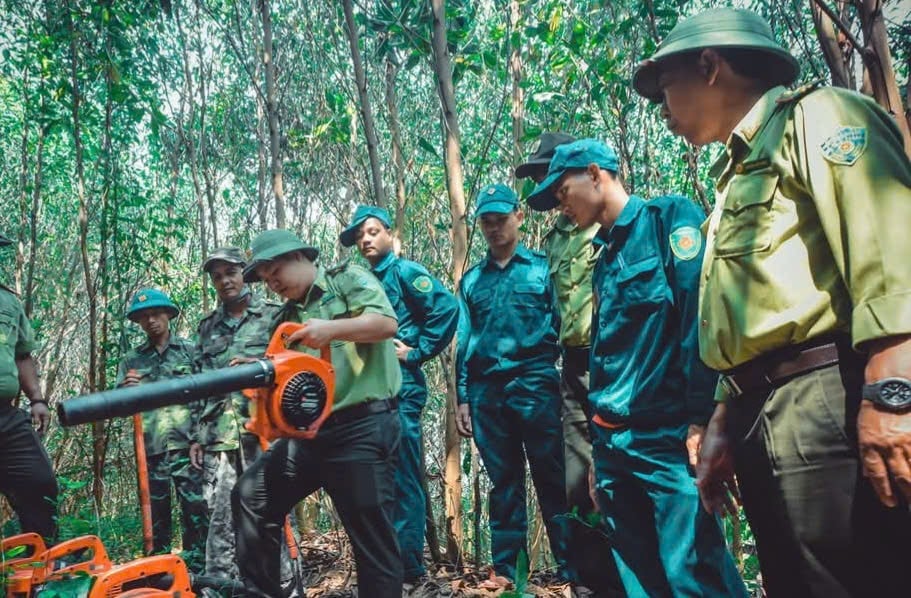 Kiểm lâm kiểm tra phương tiện chữa cháy rừng tại các địa phương. Ảnh: Lan Anh. Kiểm lâm kiểm tra phương tiện chữa cháy rừng tại các địa phương. Ảnh: Lan Anh.