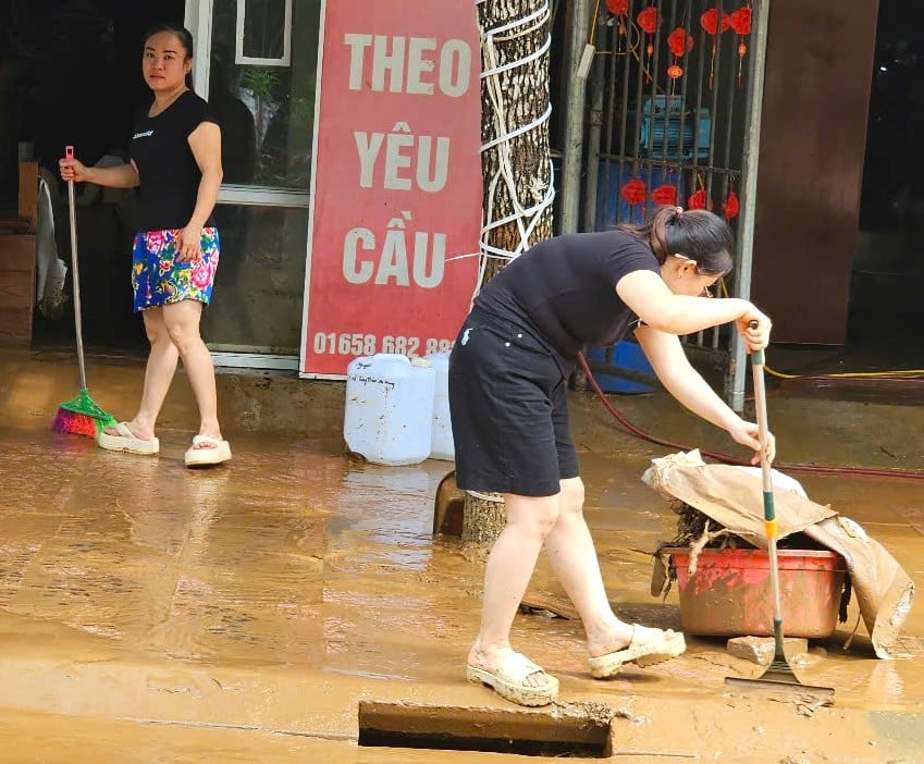 Người dân thị trấn Na Hang dọn dẹp bùn đất tràn vào nhà, vỉa hè và đường phố do ảnh hưởng của mưa lớn gây ra. Ảnh: V.Tú. Người dân thị trấn Na Hang dọn dẹp bùn đất tràn vào nhà, vỉa hè và đường phố do ảnh hưởng của mưa lớn gây ra. Ảnh: V.Tú.