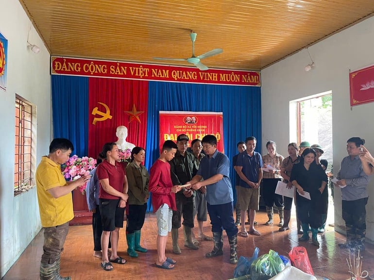 Ông Nông Quang Nhất, Phó Chủ tịch UBND tỉnh Bắc Kạn thăm hỏi, động viên người dân thôn Phiêng Khăm, xã Yến Dương. Ảnh: NT. Ông Nông Quang Nhất, Phó Chủ tịch UBND tỉnh Bắc Kạn thăm hỏi, động viên người dân thôn Phiêng Khăm, xã Yến Dương. Ảnh: NT.