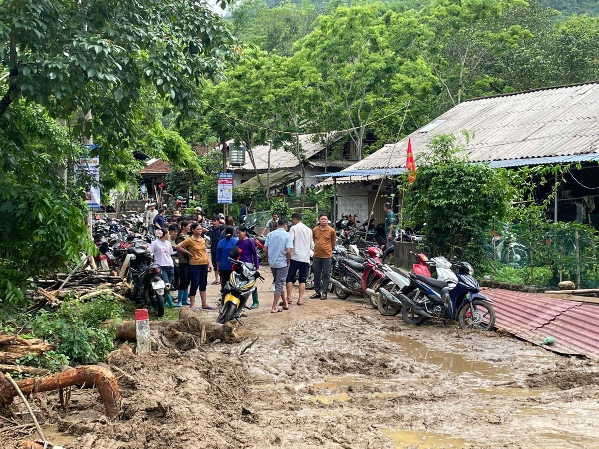 Rất đông bà con đến giúp người dân Tẩn Lượt trong lúc hoạn nạn. Ảnh: Ngọc Tú. Rất đông bà con đến giúp người dân Tẩn Lượt trong lúc hoạn nạn. Ảnh: Ngọc Tú.