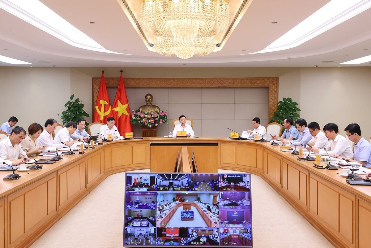Phó Thủ tướng Trần Hồng Hà đã chủ trì cuộc họp trực tiếp kết hợp trực tuyến với đại diện các bộ, ngành, địa phương sáng 19/5. Ảnh: Văn Điệp. Phó Thủ tướng Trần Hồng Hà đã chủ trì cuộc họp trực tiếp kết hợp trực tuyến với đại diện các bộ, ngành, địa phương sáng 19/5. Ảnh: Văn Điệp.