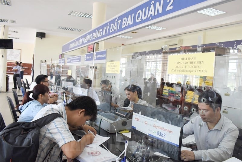 Bộ Nông nghiệp và Môi trường đề nghị sắp xếp các Chi nhánh Văn phòng đăng ký đất đai trên địa bàn cấp huyện hiện nay thành các Chi nhánh Văn phòng đăng ký đất đai đặt tại đơn vị hành chính cấp xã hoặc khu vực liên xã, phường, bảo đảm thực hiện tốt công tác quản lý đất đai. Ảnh minh họa. Bộ Nông nghiệp và Môi trường đề nghị sắp xếp các Chi nhánh Văn phòng đăng ký đất đai trên địa bàn cấp huyện hiện nay thành các Chi nhánh Văn phòng đăng ký đất đai đặt tại đơn vị hành chính cấp xã hoặc khu vực liên xã, phường, bảo đảm thực hiện tốt công tác quản lý đất đai. Ảnh minh họa.