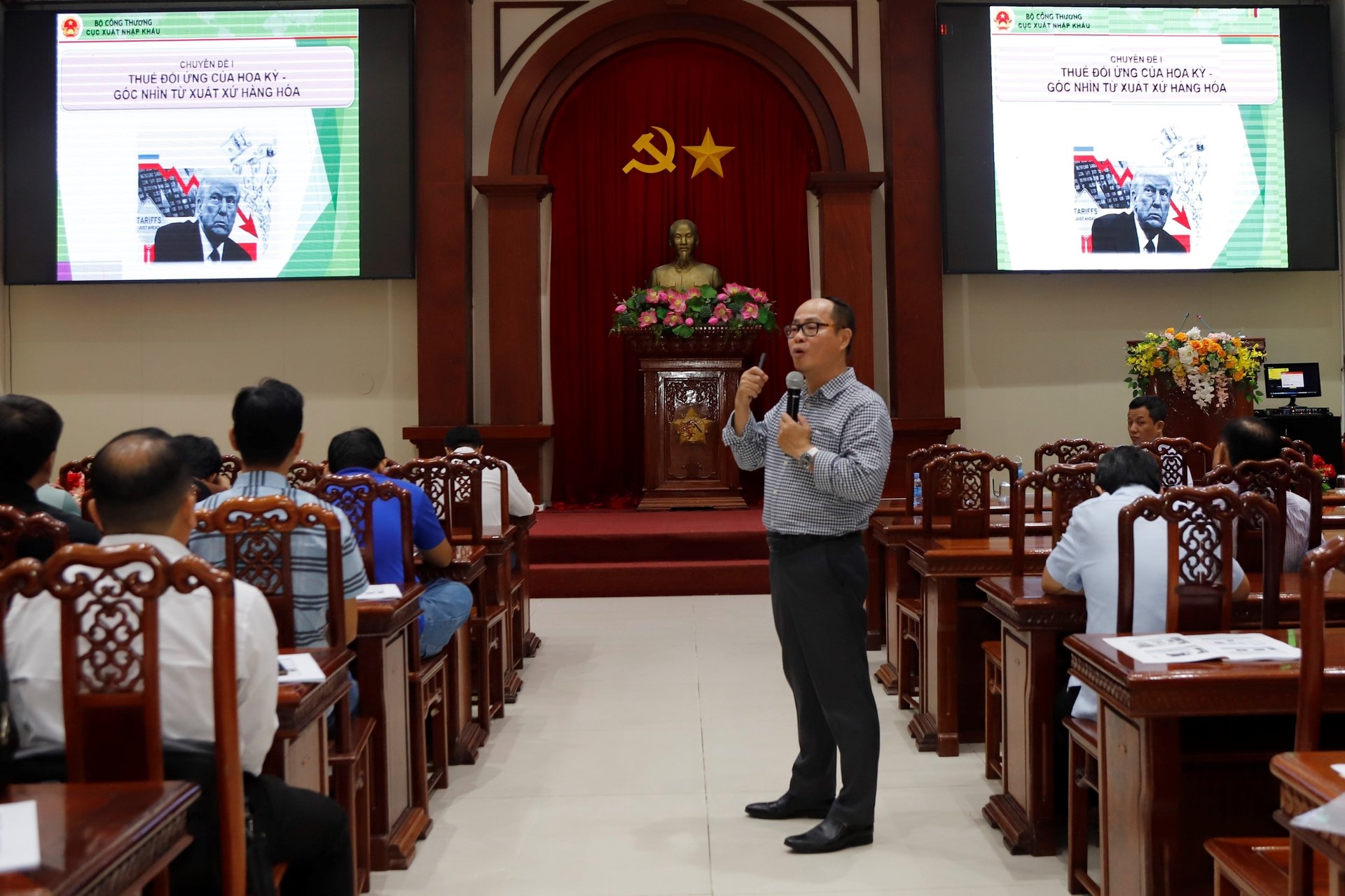 Mr. Tran Ngoc Binh, Head of the Import-Export Management Division for the Ho Chi Minh City Area (Import-Export Department – Ministry of Industry and Trade), conducted a training session at the conference.