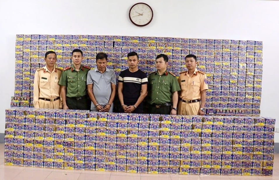 Hai đối tượng cùng tang vật bị lực lượng chức năng bắt giữ. Ảnh: Công an tỉnh Nghệ An. Hai đối tượng cùng tang vật bị lực lượng chức năng bắt giữ. Ảnh: Công an tỉnh Nghệ An.