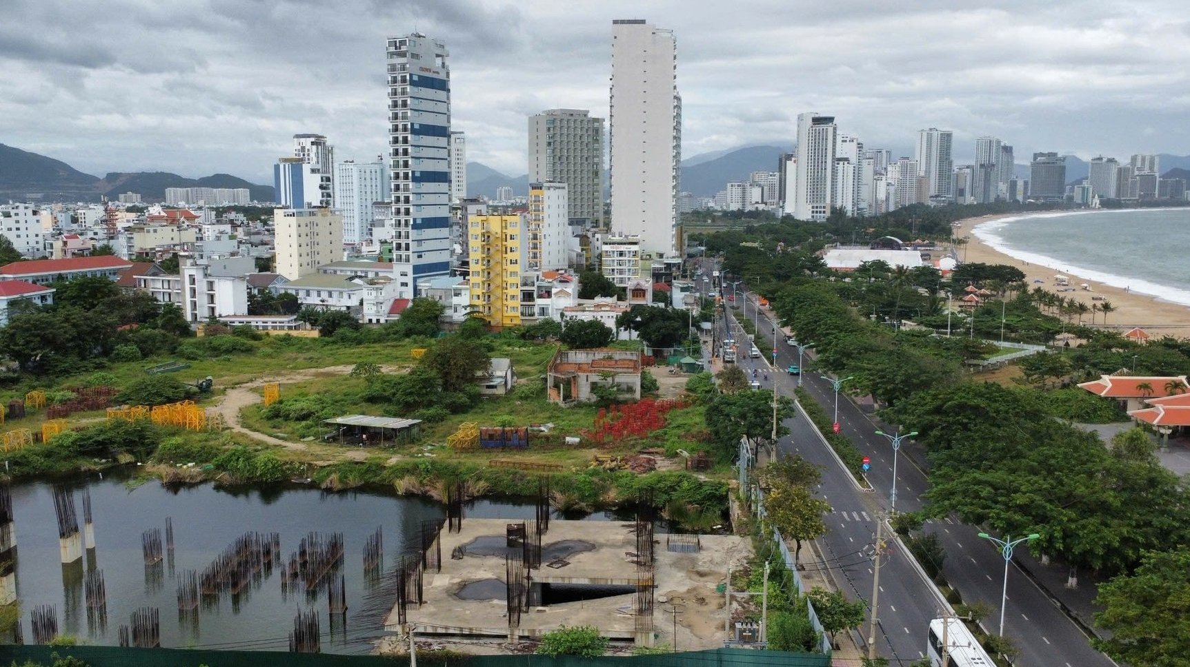Khu đất 28E Trần Phú, phường Vĩnh Nguyên, TP Nha Trang được giao, thuê đất cho Công ty TNHH Đỉnh Vàng Nha Trang. Ảnh: KS. Khu đất 28E Trần Phú, phường Vĩnh Nguyên, TP Nha Trang được giao, thuê đất cho Công ty TNHH Đỉnh Vàng Nha Trang. Ảnh: KS.