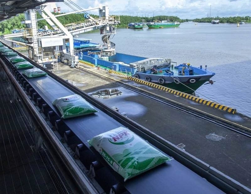 PVCFC chủ động xây dựng phương án điều hành sản xuất kinh doanh, phân phối để đáp ứng đủ nhu cầu vụ hè thu trong nước và mở rộng xuất khẩu sang các thị trường khác. PVCFC chủ động xây dựng phương án điều hành sản xuất kinh doanh, phân phối để đáp ứng đủ nhu cầu vụ hè thu trong nước và mở rộng xuất khẩu sang các thị trường khác.