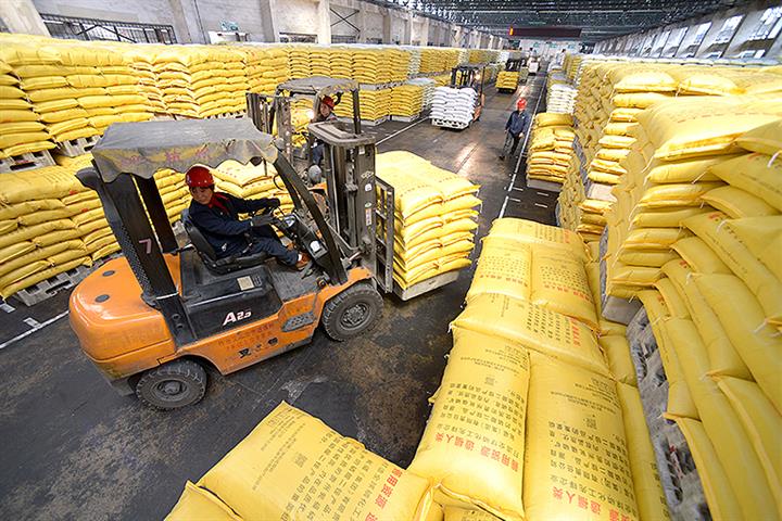 China should step up subsidies to farmers to offset surging fertilizer prices, academic says.