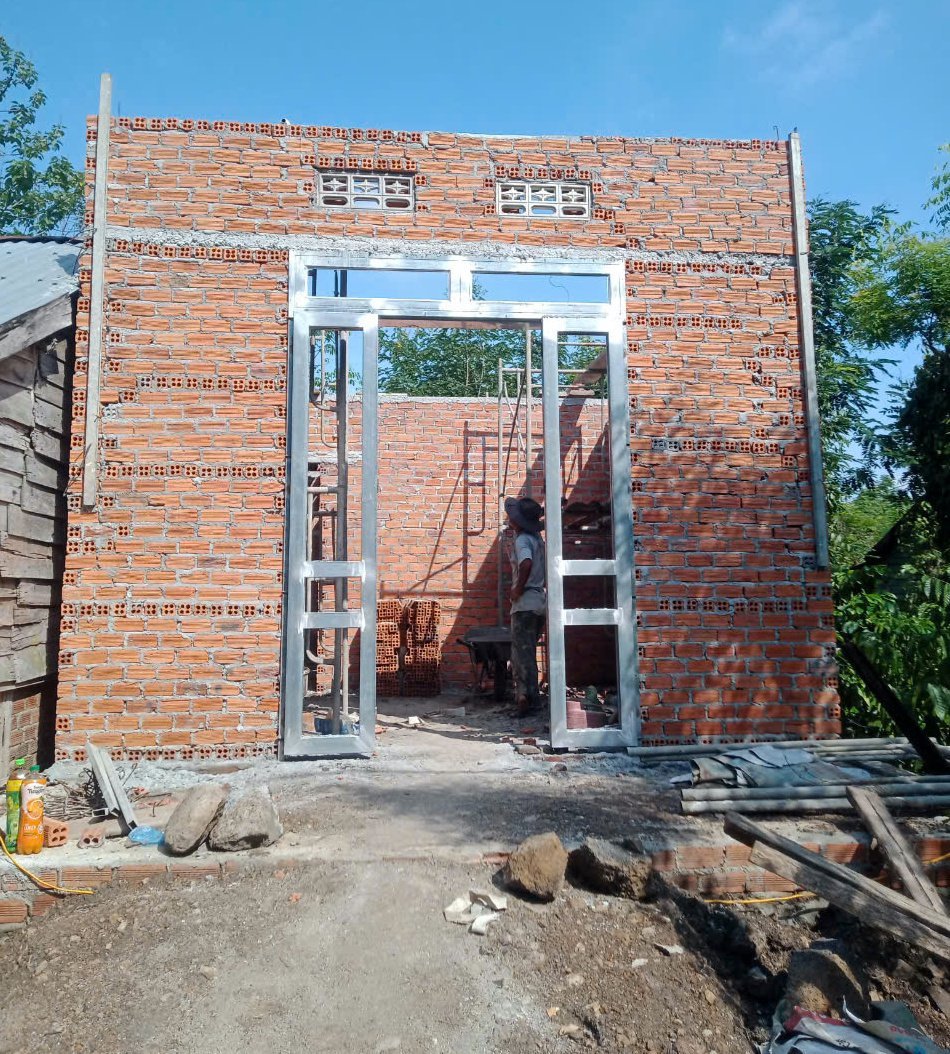 Nhiều ngôi nhà tình nghĩa được các mạnh thường quân hỗ trợ nhưng đến nay không có cát để xây đành phải chờ. Ảnh: Xuân Hạnh. Nhiều ngôi nhà tình nghĩa được các mạnh thường quân hỗ trợ nhưng đến nay không có cát để xây đành phải chờ. Ảnh: Xuân Hạnh.