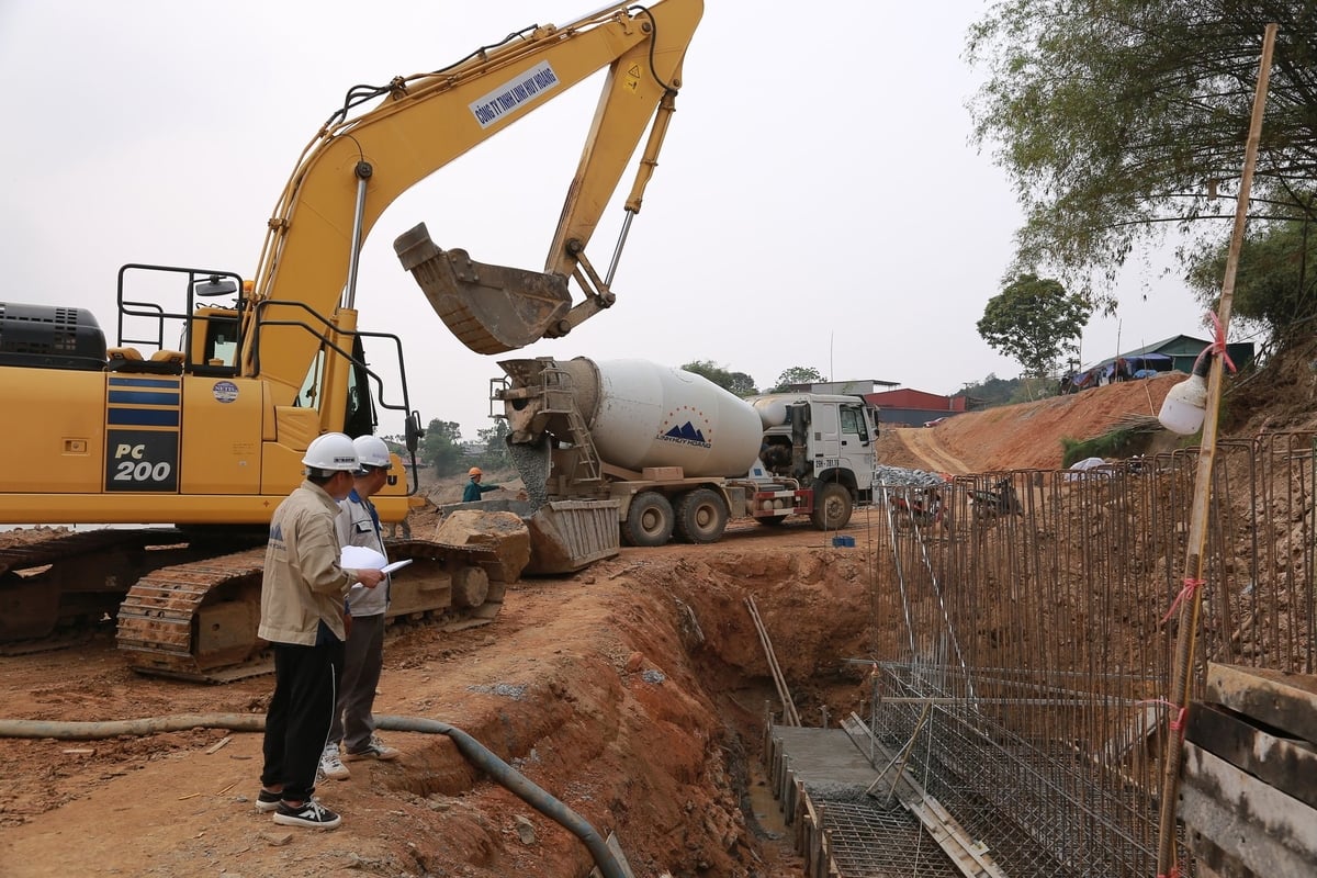 Các ban quản lý dự án đầu tư xây dựng phải đôn đốc nhà thầu đảm bảo tiến độ thi công, không để công trình dang dở trong mùa mưa lũ. Ảnh: Thanh Ngà. Các ban quản lý dự án đầu tư xây dựng phải đôn đốc nhà thầu đảm bảo tiến độ thi công, không để công trình dang dở trong mùa mưa lũ. Ảnh: Thanh Ngà.