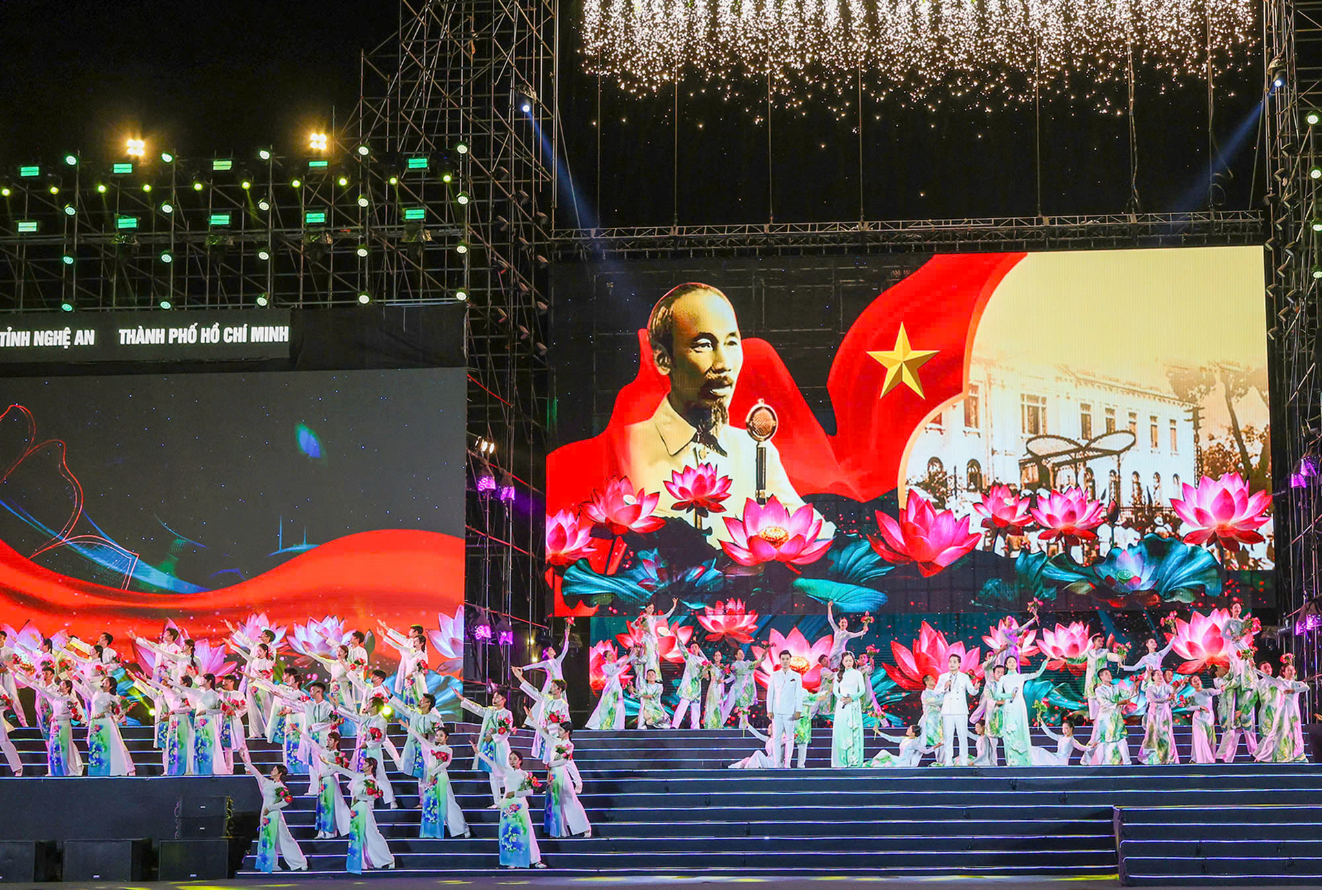 Tiết mục 'Hồ Chí Minh đẹp nhất tên Người' do đoàn nghệ thuật TP Hồ Chí Minh biểu diễn. Ảnh: Kim Oanh. Tiết mục 'Hồ Chí Minh đẹp nhất tên Người' do đoàn nghệ thuật TP Hồ Chí Minh biểu diễn. Ảnh: Kim Oanh.